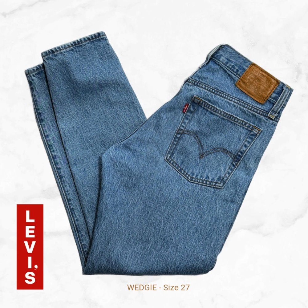 Levi’s Wedgie Straight Jeans Size 27 High Rise Button Fly Medium-Light Wash